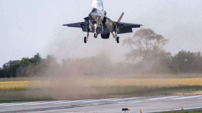 F-35 “arxası üstə” eniş etdi