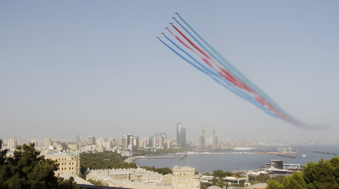 Hərbi təyyarələr Qələbə paradına hazırlıq uçuşları keçirib