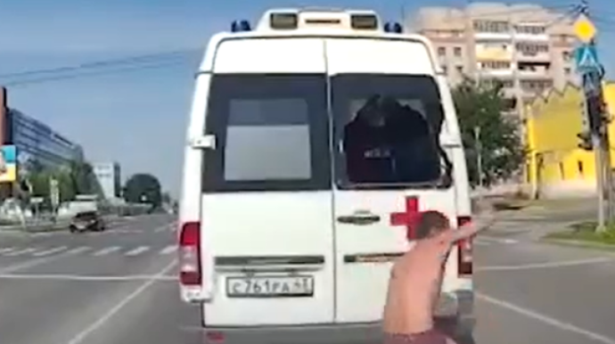 Xəstə ambulansdan belə qaçdı  - VİDEO