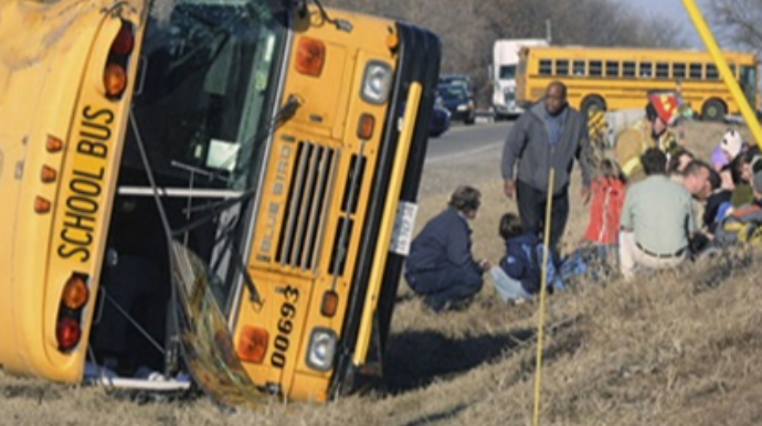 Məktəb avtobusu qəzaya düşüb, bir nəfər ölüb, 11 nəfər yaralanıb 