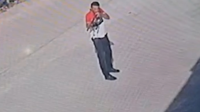 Azərbaycanda DƏHŞƏT:  İnsanların gözü qarşısında iti güllələdilər - VİDEO 