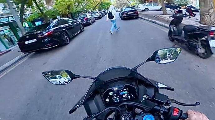 Yola baxmadan keçən piyada sürücünü çətin vəziyyətə saldı   - VİDEO