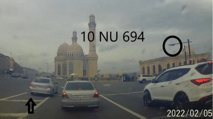 Qaydaları "tapdalayıb" qırmızıda keçən sürücü - VİDEO