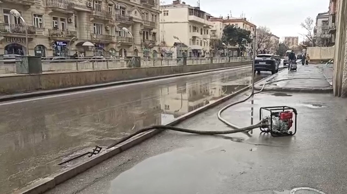 Heydər Əliyev prospektində tunelin ətrafındakı su kütləsi aradan qaldırıldı - VİDEO 