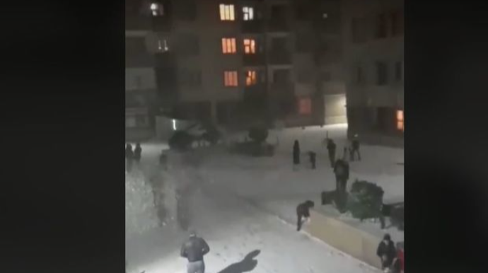 Долгожданный снег порадовал жителей Баку  - ВИДЕО