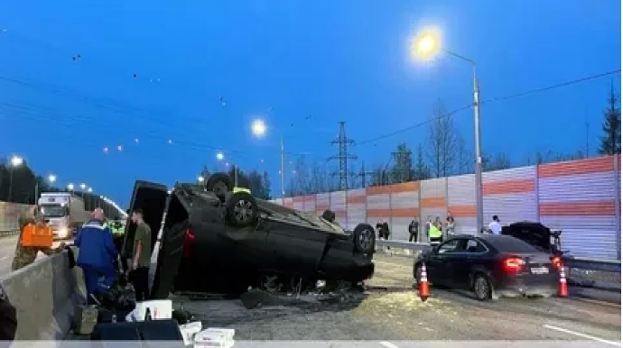 Mikroavtobus qəzaya uğrayıb, 2 nəfər ölüb, azı 7 nəfər xəsarət alıb