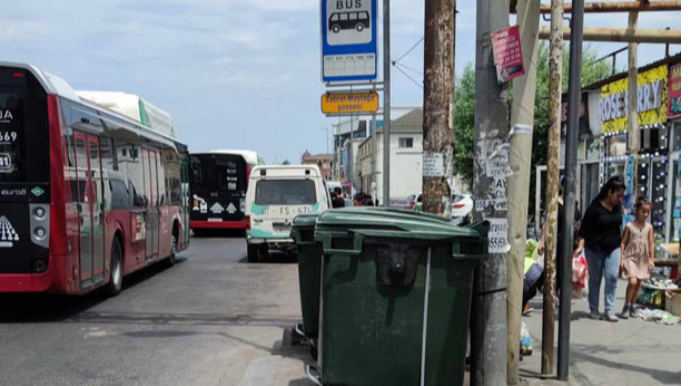 Bakıda sxem əsasında qoyulmuş, dayanacağı zəbt edən zibil qabları - VİDEO
