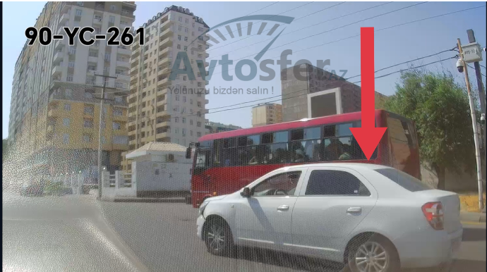 Qırmızı işıqda keçən sürücü təhlükəli anlar yaşatdı - VİDEO