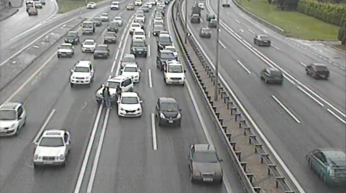 Aeroport şosesində qəza olub, sıxlıq yaranıb   - FOTO