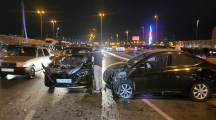 В Баку столкнулись три автомобиля, есть пострадавшие  - ФОТО