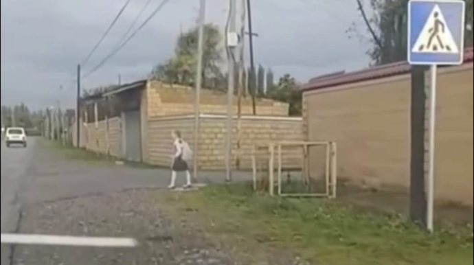 Azərbaycanda maraqlı yenilik; yol kənarına məktəbli maketi qoyuldu ki... - VİDEO 