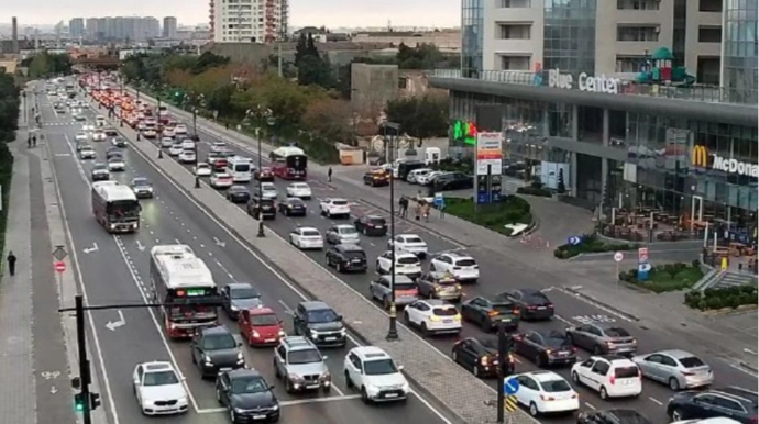 На каких улицах Баку 4 ноября наблюдаются транспортные заторы?