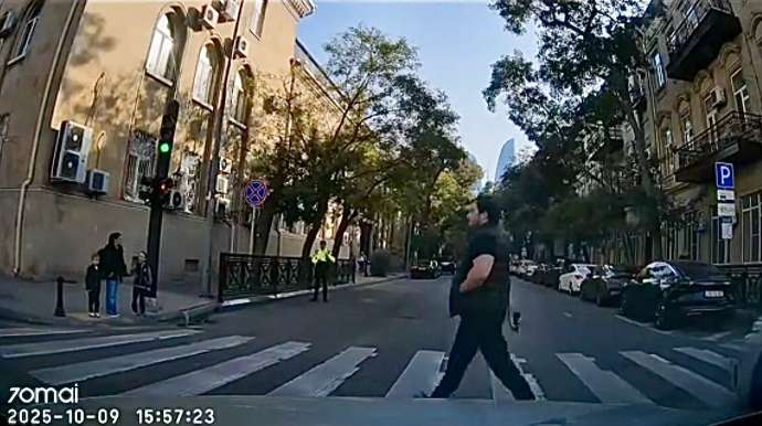 Bakıda qırmızı işıqda keçən piyada elə hadisə yerində CƏRİMƏLƏNDİ   - VİDEO