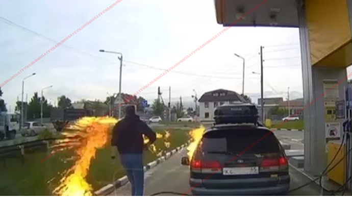 Yanacaqdoldurma məntəqəsində böcək qovan sürücü maşını yandırdı - VİDEO