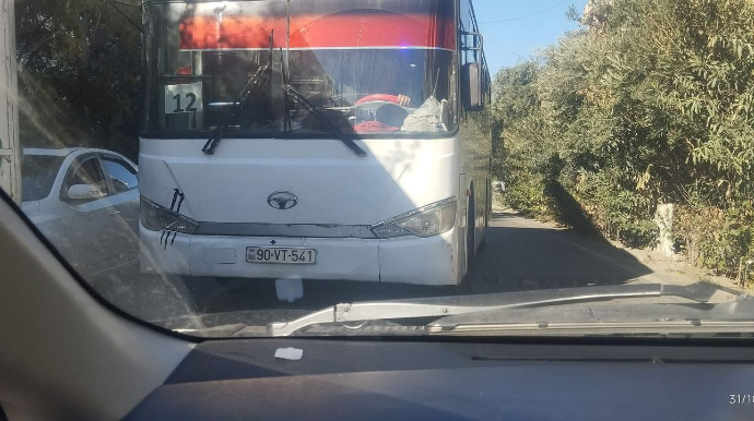 Tıxacda əks yola çıxan avtobus sürücüsü – Bu marşrut xəttindən sərnişinlər də narazıdır - FOTO