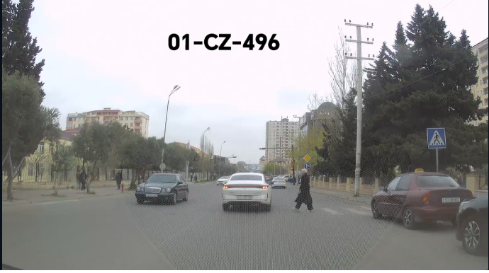 Diqqətsizlik edən sürücü keçidi keçən piyadaya yol vermədi - VİDEO