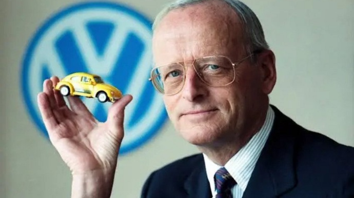 “Volkswagen”in sabiq rəhbəri vəfat etdi