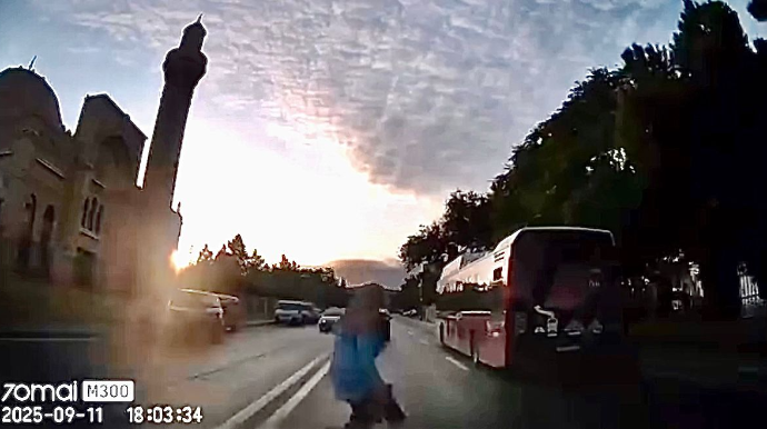 Özünü maşının önünə atan yaşlı qadın qəzanın bir addımlığından döndü   - VİDEO