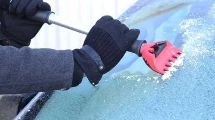 Buz bağlamış ön alın şüşəsini belə təmizləmək olmaz – SÜRÜCÜLƏRƏ TÖVSİYƏ 