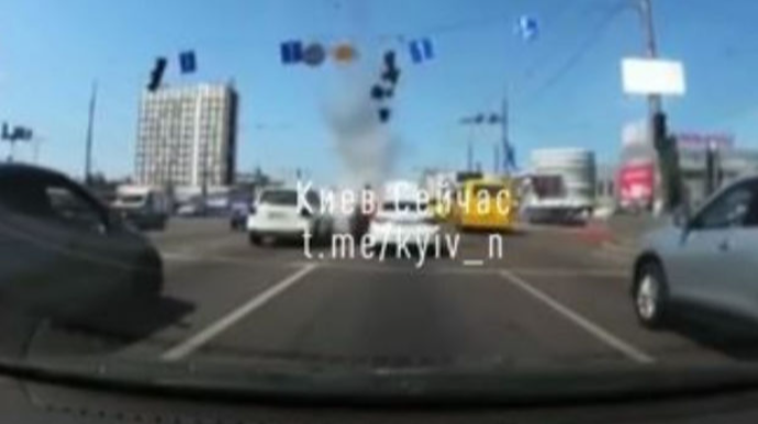 Kiyevə atılan raketin qalıqları nəqliyyatın sıx hərəkət etdiyi yola düşdü - ANBAAN VİDEO 