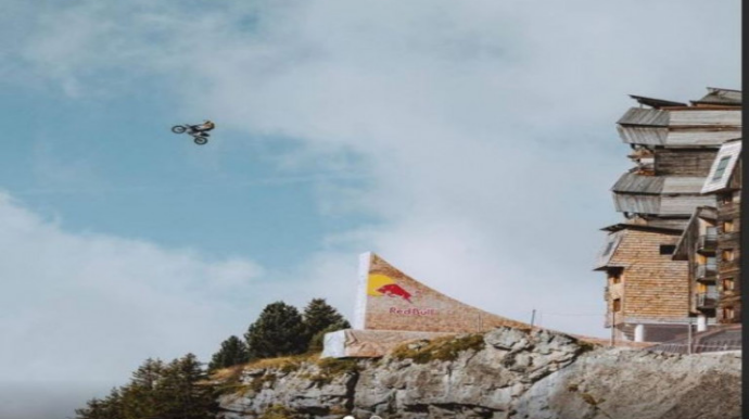 Motosikletlə qayalıqda salto vurdu, sonra PARAŞÜTLƏ ENDİ 