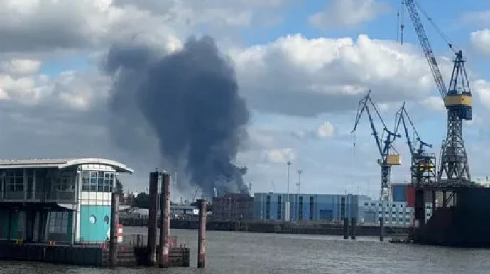 Almaniyada limanda yanğın baş verdi