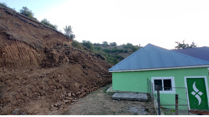 Lerikdə torpaq sürüşməsi baş verib,  təhlükəli vəziyyət yaranıb - FOTO
