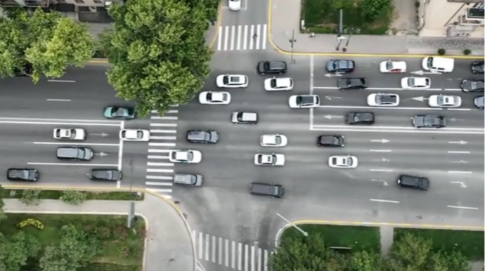 Paytaxtda yaşanan sıxlıq sürücüləri qaydaları pozmağa məcbur edir  - VİDEO