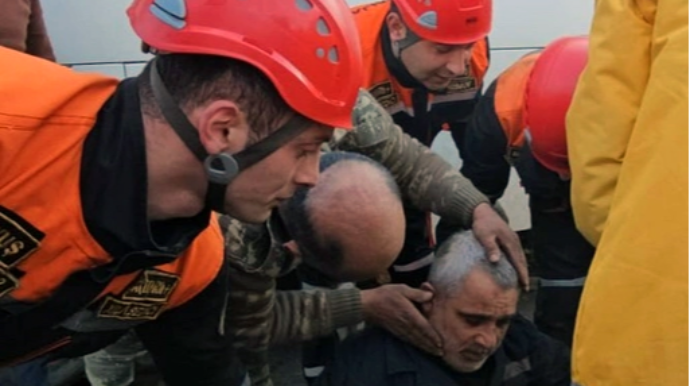 Спасатели МЧС вызволили мужчину из-под автобуса в Лянкяранском районе - ВИДЕО