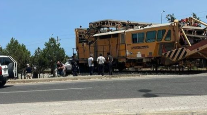 Bakıda “Prius” qatarla toqquşdu: Xəsarət alanlar var   - VİDEO - YENİLƏNİB