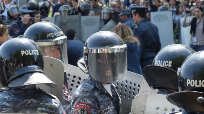 Etirazçı ermənilər yolu bağladı - Polis güc tətbiq etdi - VİDEO 