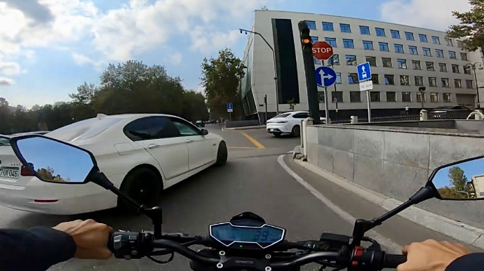 Sağa dönən sürücü qəfil zolaq dəyişərək motosikletçini az qala vuracaqdı - VİDEO