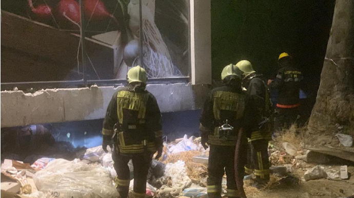 Bakıda marketlər şəbəkəsinin altında tullantılar yanıb   - FOTO