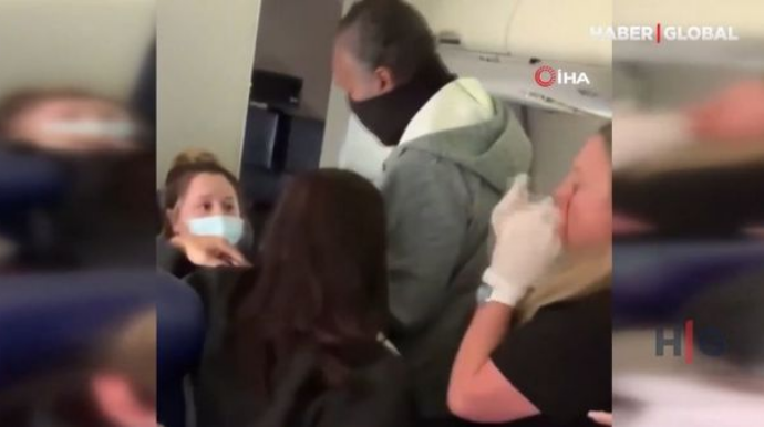 Sərnişin stüardessanın iki dişini qırdı  - VİDEO