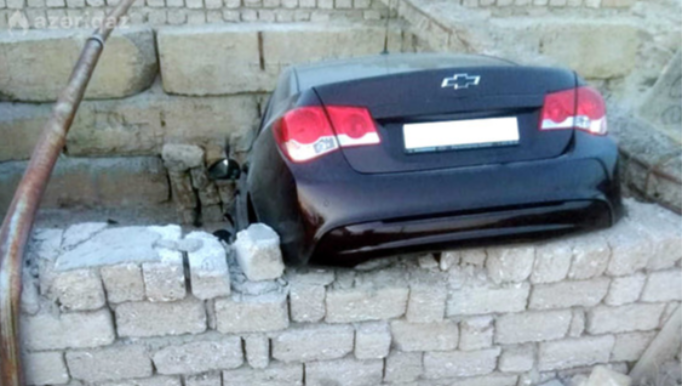 Bakıda avtomobil qəzasında qaz xətti zədələnib