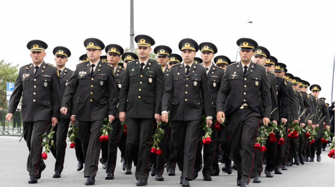 Сотрудники и военнослужащие МВД посетили Парк Победы - ВИДЕО