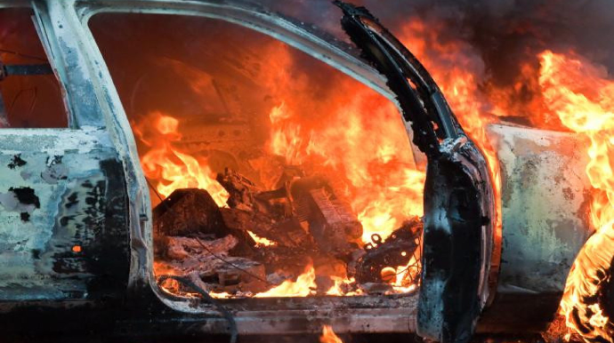 Sumqayıtda “Dodge” markalı avtomobil yandı