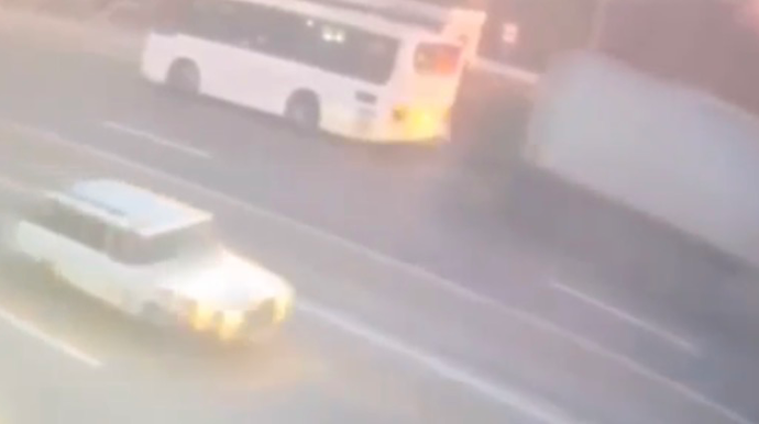 Yük maşını dayanmış avtobusu belə vurdu - DYP görüntüləri yaydı - VİDEO 