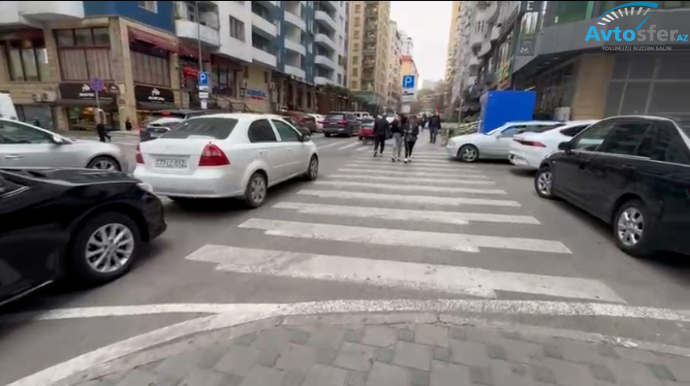 Maşını “zebra”nın üstündə saxlayıb telefonla oynayan sürücü CƏRİMƏLƏNDİ – 77-LC-012 - VİDEO 
