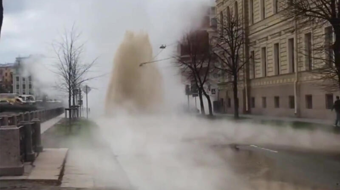 В центре Петербурга забил фонтан кипятка  - ВИДЕО