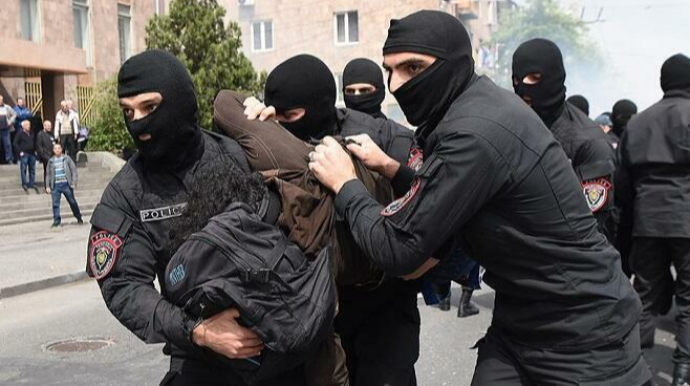 İrəvanda şok:  Azərbaycanlı ilə erməni polis dalaşdı