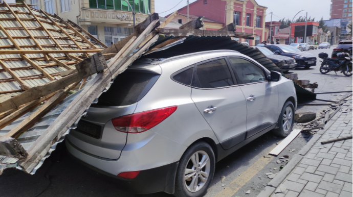 Xaçmazda külək dam örtüyünü avtomobillərin üzərinə aşırıb - FOTO