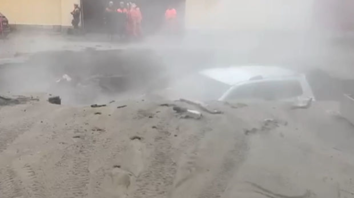 Sankt-Peterburqda avtomobil “yerin altına girdi” - VİDEO 