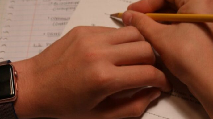 Bugünkü imtahanda bir nəfərdə “ağıllı” saat aşkarlandı