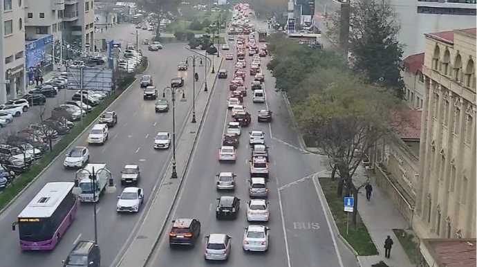 На каких улицах Баку 2 декабря наблюдаются транспортные заторы?