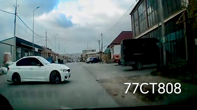 Yola necə gəldi çıxan sürücü görün necə qəza riski yaratdı - VİDEO