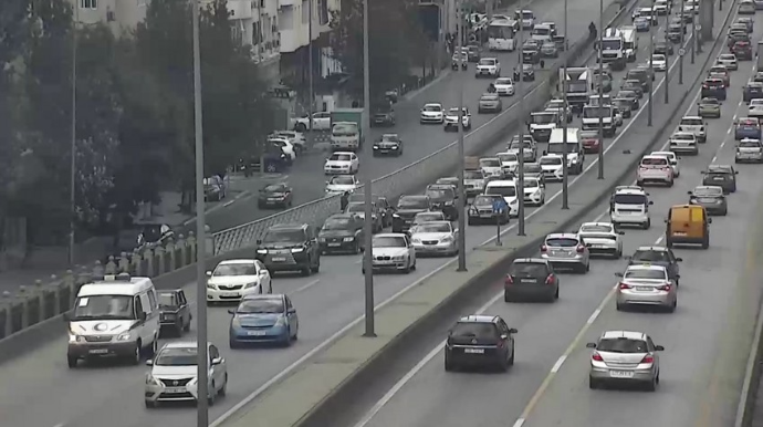 Bakıda iki nasaz maşın yolda digər avtomobillərin hərəkətinə problem yaradıb   - FOTO