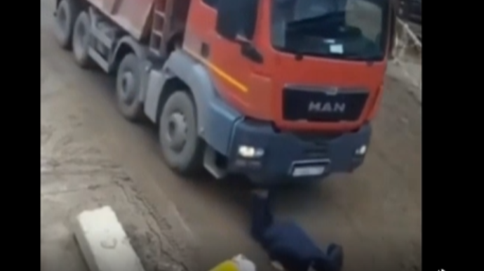 Başı telefona qarışan qadının üstündən "KAMAZ" keçdi  - VİDEO