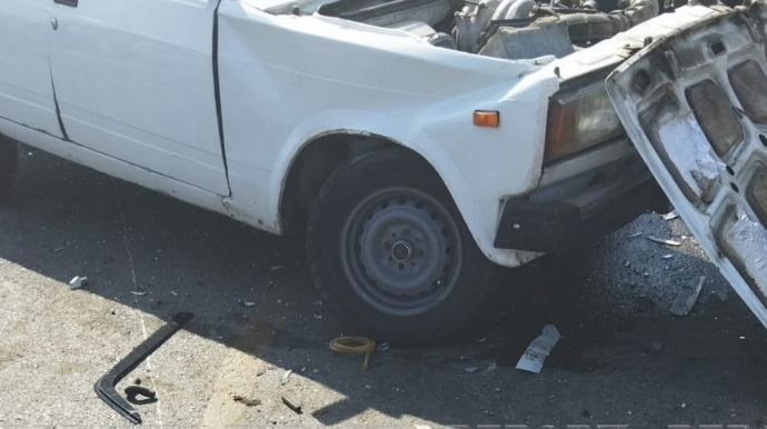 Biləsuvarda "VAZ-2107" "Mercedes"lə toqquşub, xəsarət alan var  - FOTO