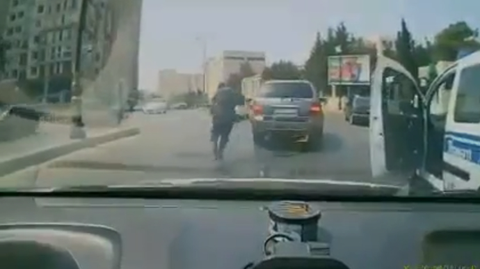 Sürücü sükan arxasında huşunu itirdi: polis qəzanın qarşısını belə aldı   - VİDEO
